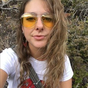 Meet your Posher, Caitlin